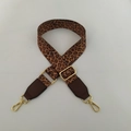 Détail d'une bandoulière léopard réglable avec sangle large et mousquetons en métal doré - Léopard Marron (Garniture Café)
