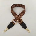 Détails d'une bandoulière large motif léopard avec mousquetons et boucles en métal doré - Léopard Marron (Garniture Noire)