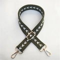 Détail de la bandoulière tissée vert armée réglable avec motifs chevrons et crochets dorés - Vert Militaire
