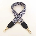 Détail d'une bandoulière imprimé léopard violet avec boucles en métal doré brillant - Léopard Blanc (Garniture Noire)