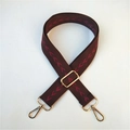 Détail de la bandoulière ethnique café avec motif V rouge et crochets dorés en métal - Marron