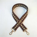 Detail eines verstellbaren ethnischen Taschengurt mit goldenen Karabinern und V-Webmuster - Silberverschluss / Dunkelbeige
