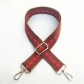 Vue détaillée d'une bandoulière en coton réglable avec broderie fléchée rose et crochets - Marron