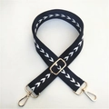 Bandoulière large réglable de style ethnique avec broderie fléchée blanche sur sangle noire - Noir