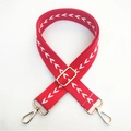 Bandoulière réglable en toile rouge style ethnique avec motifs blancs et boucles dorées - Rouge