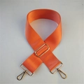 Dettaglio della tracolla regolabile in nylon arancione con ganci metallici in oro lucido - Chiusura in Argento / Arancione