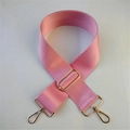 Dettaglio tracolla regolabile in nylon rosa con ganci dorati e fibbia in metallo - Chiusura in Argento / Rosa
