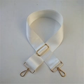 Dettaglio tracolla in nylon bianco con fibbie in metallo dorato regolabili - Chiusura in Argento / Bianco