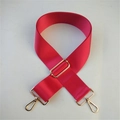 Dettaglio tracolla regolabile in nylon rosa con fibbie in metallo dorato lucido - Rosso