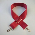 Dettaglio della tracolla in nylon rosso con ganci girevoli e fibbia in metallo dorato - Borgogna