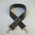 Vista dettagliata della tracolla in nylon nero con ganci in metallo dorato lucido - grigio scuro
