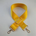 Dettaglio della tracolla regolabile in nylon giallo brillante con moschettoni in metallo dorato - Chiusura in Argento / Giallo