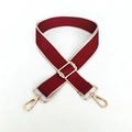 Dettaglio della tracolla larga a righe rosse e bianche con moschettoni in metallo dorato - Chiusura Argentata / Rosso Vino con Bordo Cachi