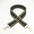 Detailopname van de verstelbare tasriem met blauw geweven patroon en gouden hardware - Zilveren Sluiting / Zwart Gele Streep