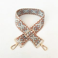 Détail de broderie géométrique bleue et marron sur bandoulière ethnique réglable dorée - Fermoir en Argent / Bord Brun Floral Bleu