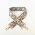 Détail d'une bandoulière tissée bohème avec motifs géométriques et boucles en métal doré - Fermoir en Argent / Bord Brun Floral Vert
