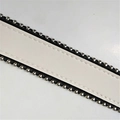 Tracolla in pelle bianca con bordi neri e doppia fila di borchie in metallo argento - 120cm / Bianco (Catena Argento)