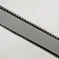 Tracolla in pelle martellata grigio chiaro con bordi a borchie argentate e cuciture bianche - 120cm / Grigio (Catena Argento)