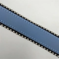 Tracolla in pelle azzurra con bordi neri e rivetti metallici argentati lucidi - 120cm / Blu Lago (Catena Canna di Fucile)