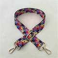 Dettaglio tracolla floreale con ganci girevoli dorati e fibbia regolabile in metallo - Chiusura in Argento / No.13 Fiori Piccoli Multicolore
