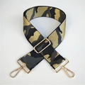 Details des breiten Camouflage-Schultergurts mit Goldfäden und Metallkarabinern - Silberverschluss / Graue Tarnung