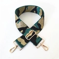 Detail eines breiten Camo-Schultergurts mit goldenen Metallhaken und verstellbarer Schnalle - Silberverschluss / Camouflage Grün Goldfaden