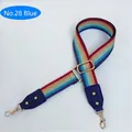 Dettaglio della tracolla intrecciata arcobaleno con pelle blu e ganci in metallo - Blu