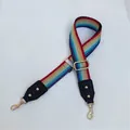 Dettaglio di tracolla color arcobaleno con punte in pelle nera e ganci dorati - Nero