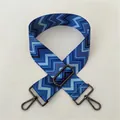 Detail eines verstellbaren gewebten Taschengurt mit blauem Zickzackmuster und Karabiner - Blaues Wellenmuster (Nr. 73 Gunmetal-Verschluss)