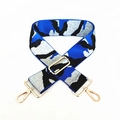 Nahaufnahme des breiten Camouflage-Ersatzgurts mit goldenen drehbaren Metallschnallen - Silberverschluss / Camouflage Blau Silberfaden