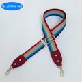 Dettaglio della tracolla arcobaleno glitterata con punte in pelle bordeaux e ganci dorati - Borgogna