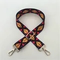 Detailansicht des geometrischen Ethno-Taschengaruts mit Goldhaken und verstellbarer Schnalle - Stil 56 Goldene Schnalle
