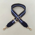 Detail eines verstellbaren vierfarbigen gestreiften breiten Schultergurts mit Goldhaken - Blauer Gurt + Blaues Leder