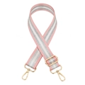 Detail der verstellbaren Taschengurt in Rosa und Silber mit goldfarbenen Metallhaken - Silberverschluss / Rosa Silberfaden