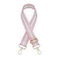 Detail eines verstellbaren rosa-silber gestreiften Taschenriemens mit Goldkarabinern - Silberverschluss / Silberfaden Pfirsichrosa