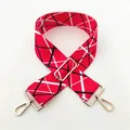 Dettaglio tracolla rossa geometrica con ganci dorati regolabili per borse a mano - Stile 01 Hardware Dorato