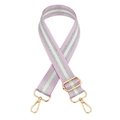 Detail eines verstellbaren rosa-silbernen Glitzergurts mit goldenen Haken für Taschen - Silberverschluss / Hellviolett Silberfaden