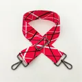 Dettaglio tracolla in nylon rosso con motivo bianco-nero e chiusura a moschettone in canna di fucile - Stile 01 Hardware Gunmetal