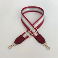 Bandoulière tissée réglable à rayures rouge et argent avec mousquetons dorés et embouts cuir - Bordeaux