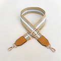 Détail de la bandoulière marron avec rayures pailletées argentées et crochets dorés - Jaune