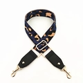 Détail d'une bandoulière léopard réglable avec base bleue et fermoirs dorés en métal - Bleu