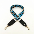Détail d'une bandoulière léopard ajustable avec motif bleu et orange et crochets dorés - Rose bonbon