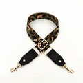 Bandoulière réglable avec motif léopard et attaches dorées sur un fond blanc épuré - Vert