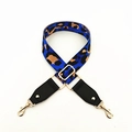 Détail de la bandoulière ajustable à motif léopard bleu avec boucles dorées et cuir noir - Bleu ciel