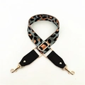Détail de la bandoulière léopard réglable avec embouts en cuir noir et crochets dorés - Gris
