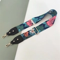 Detail eines bunten Polyester-Taschenriemens mit Goldhaken und Lederenden für Damen - Blaue Blume Mit Schwarzem Lederende