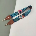 Detail eines verstellbaren Blumen-Schultergurts mit blauen Mustern und Goldhaken - Blaues Blumenmuster + Braunes Leder