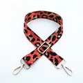Dettaglio della tracolla regolabile con stampa leopardata e ganci in metallo dorato - Chiusura in Argento / Arancione