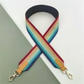Dettaglio della tracolla arcobaleno intrecciata con ganci dorati e inserti in pelle - Chiusura in Argento / Multicolore + Pelle Gialla