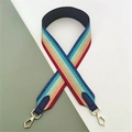 Dettaglio tracolla arcobaleno con ganci metallici dorati e inserti in pelle blu - Chiusura in Argento / Multicolore + Pelle Blu